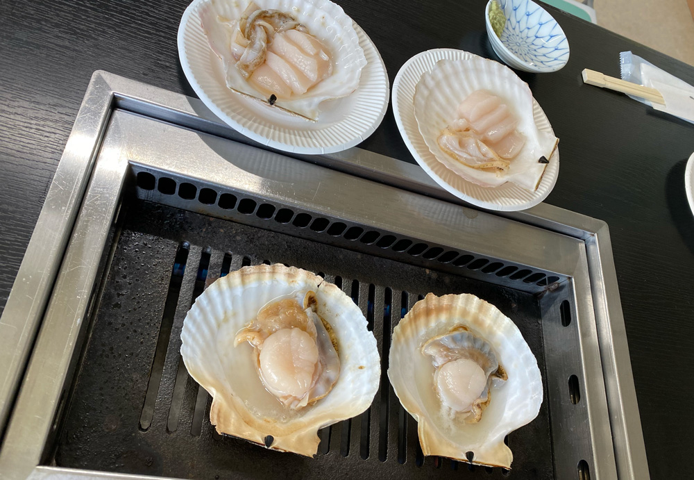 さるふつまるごと館の活ほたて焼き(北海道宗谷郡猿払村)